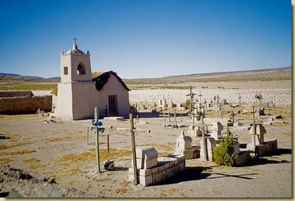 il piccolo cimitero del villaggio...